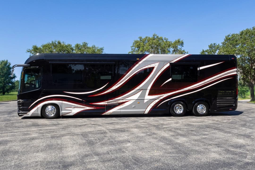 2017 Newell P50 Quad Slide Motorhome - Image 9