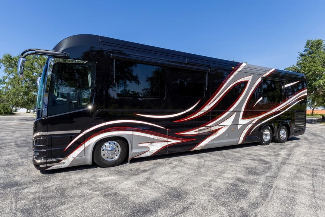 2017 Newell P50 Quad Slide Motorhome - Image 10