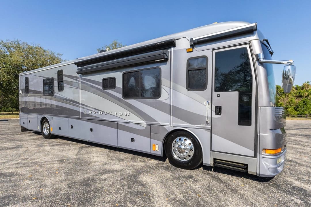 2006 American Coach Tradition 40Z - Image 2