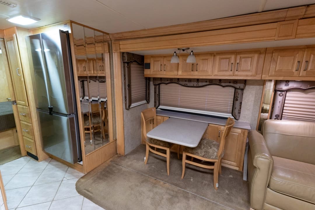 2006 American Coach Tradition 40Z - Image 16