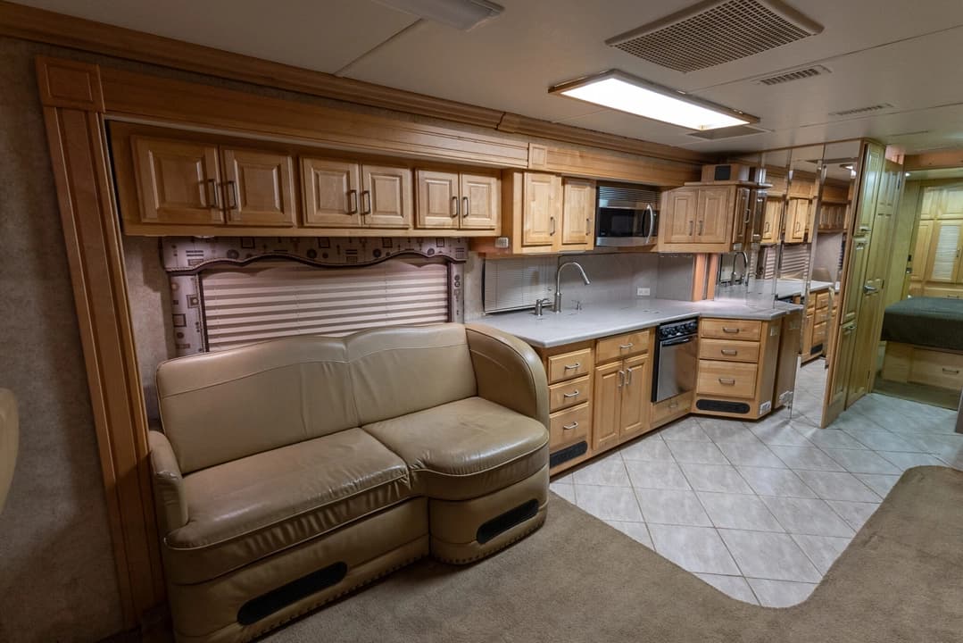 2006 American Coach Tradition 40Z - Image 17