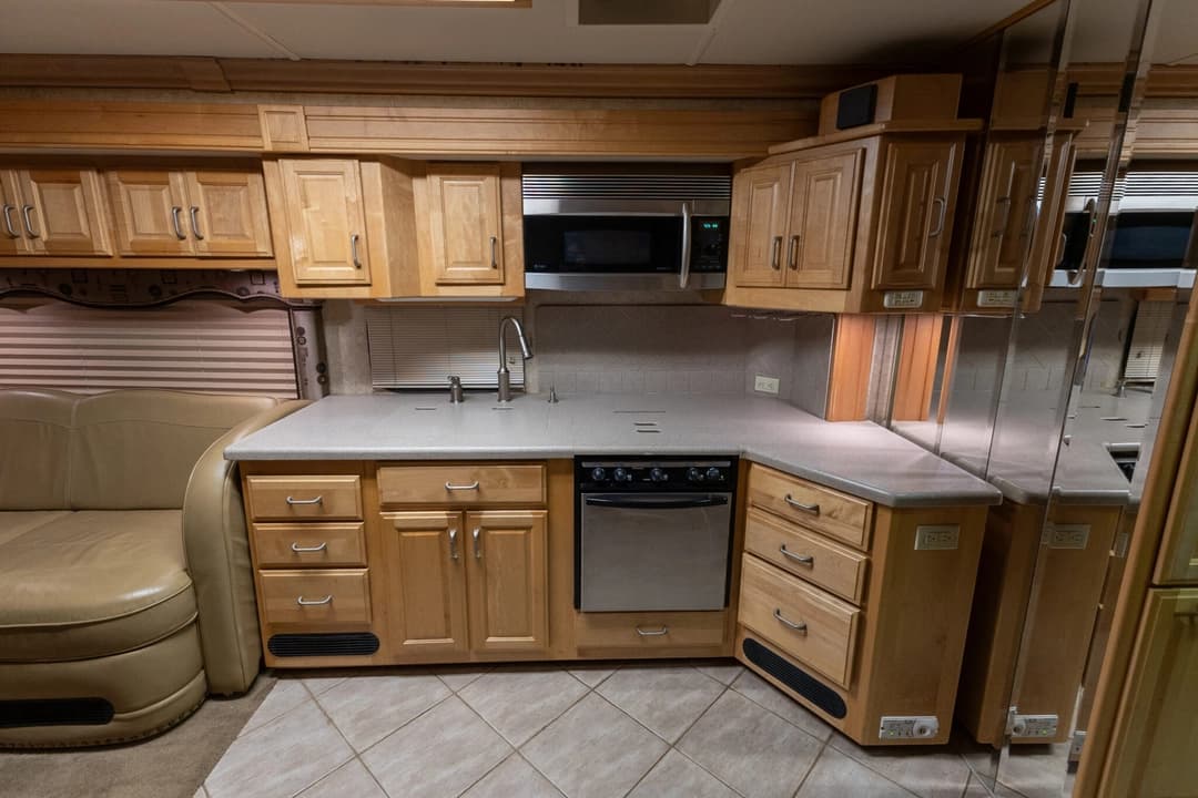 2006 American Coach Tradition 40Z - Image 19