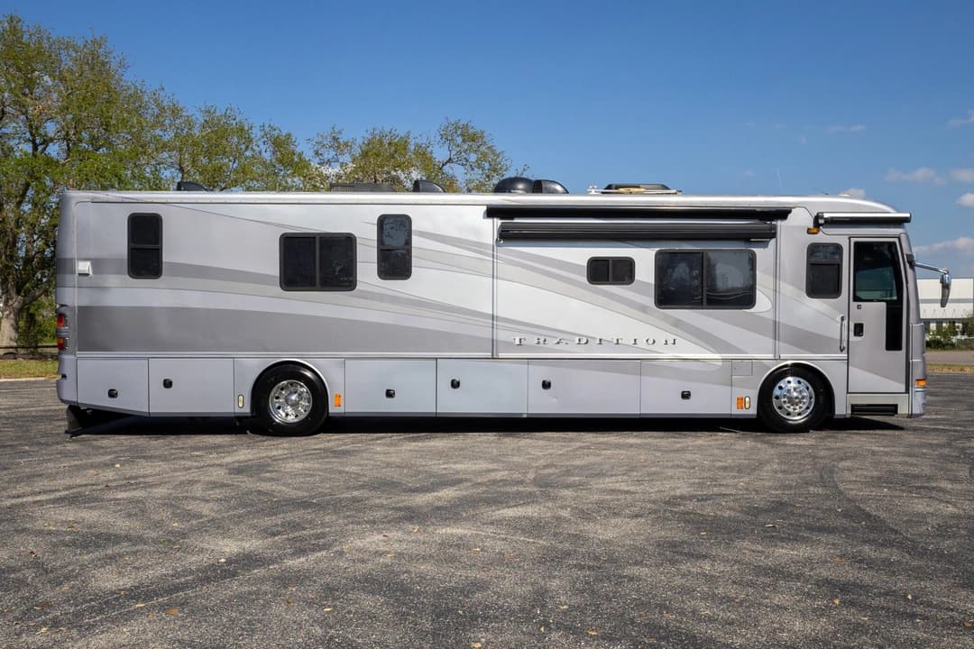 2006 American Coach Tradition 40Z - Image 3