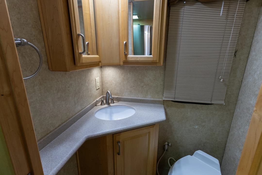 2006 American Coach Tradition 40Z - Image 22