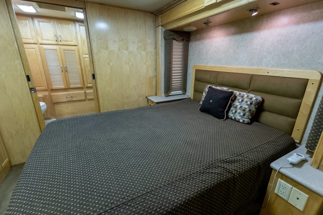 2006 American Coach Tradition 40Z - Image 24