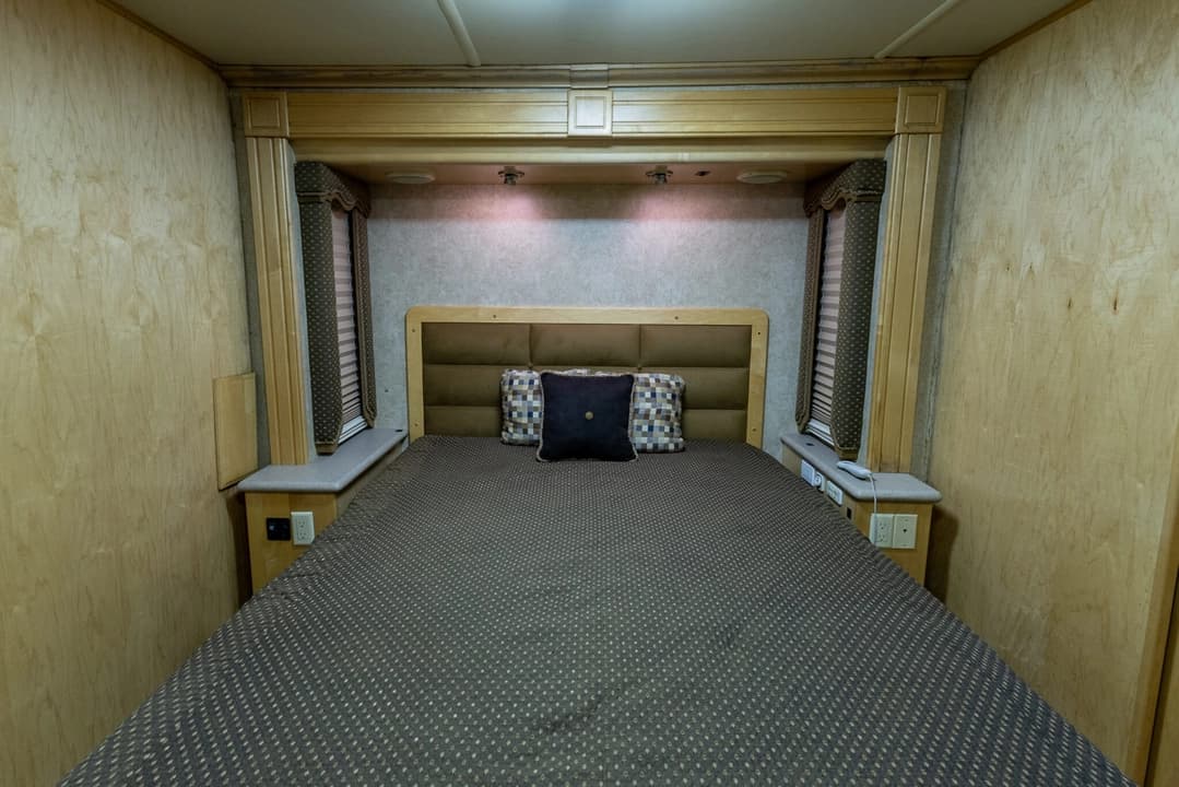 2006 American Coach Tradition 40Z - Image 25
