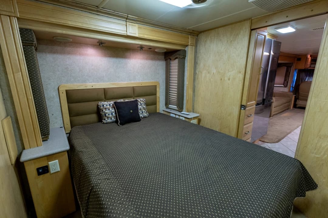 2006 American Coach Tradition 40Z - Image 26