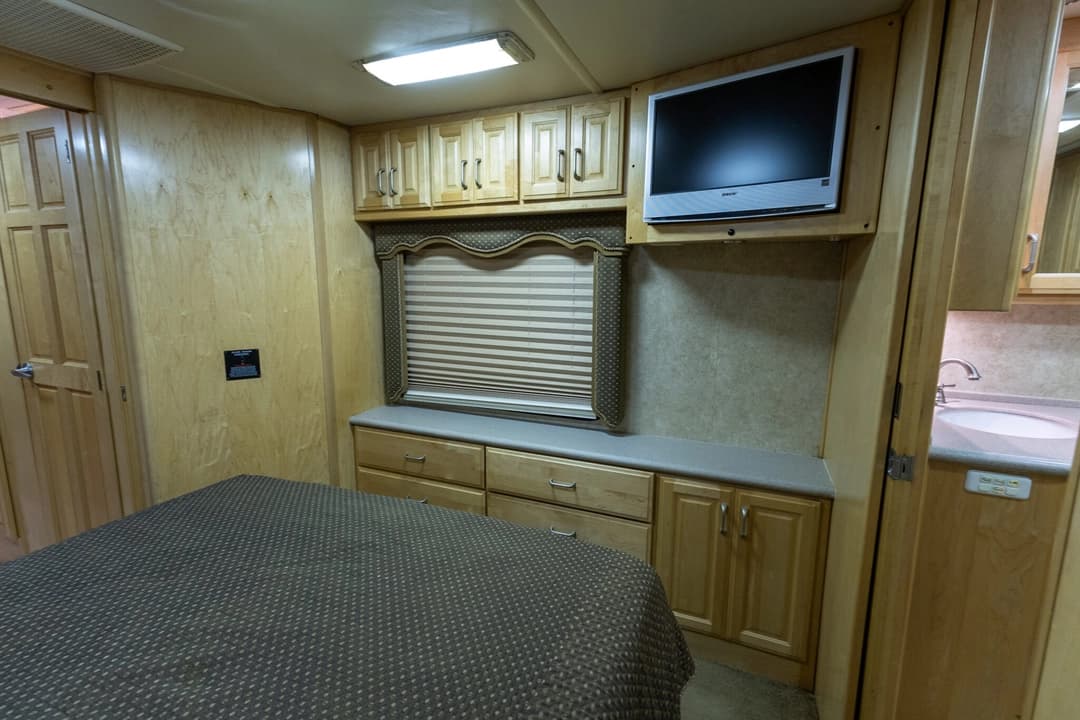 2006 American Coach Tradition 40Z - Image 27