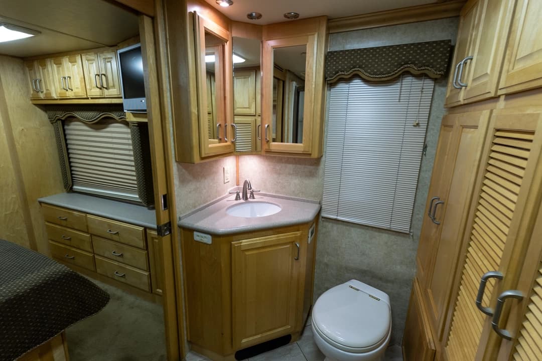 2006 American Coach Tradition 40Z - Image 29