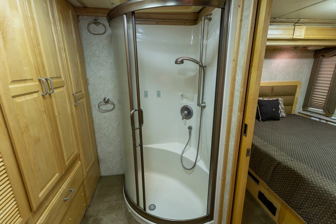 2006 American Coach Tradition 40Z - Image 30