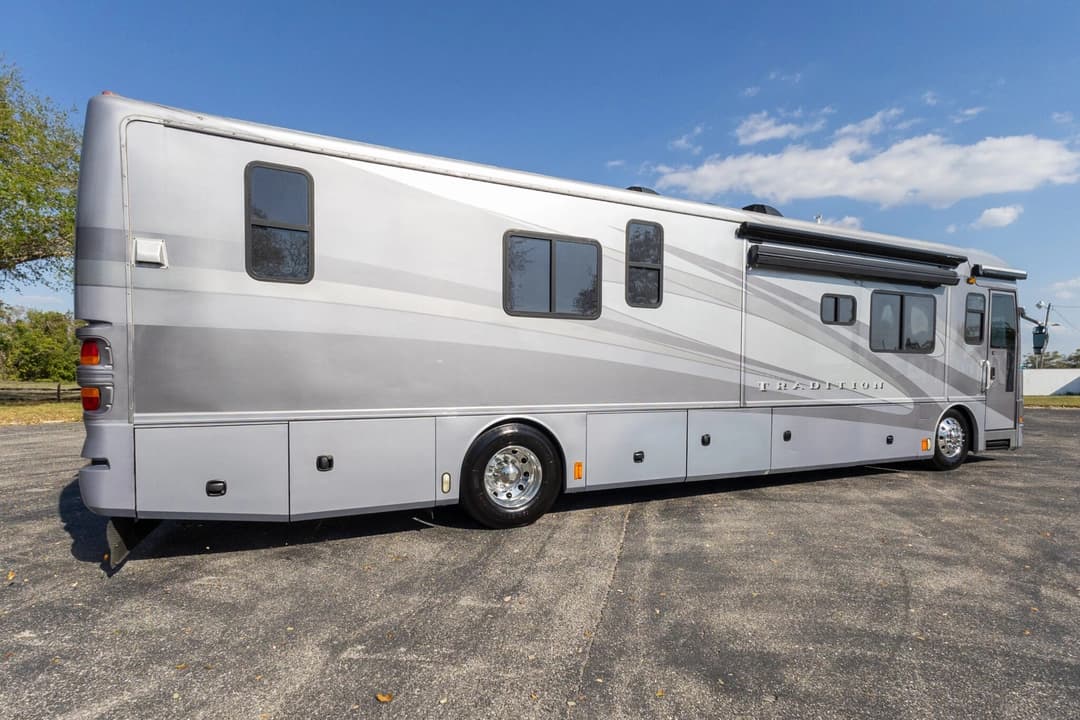 2006 American Coach Tradition 40Z - Image 4