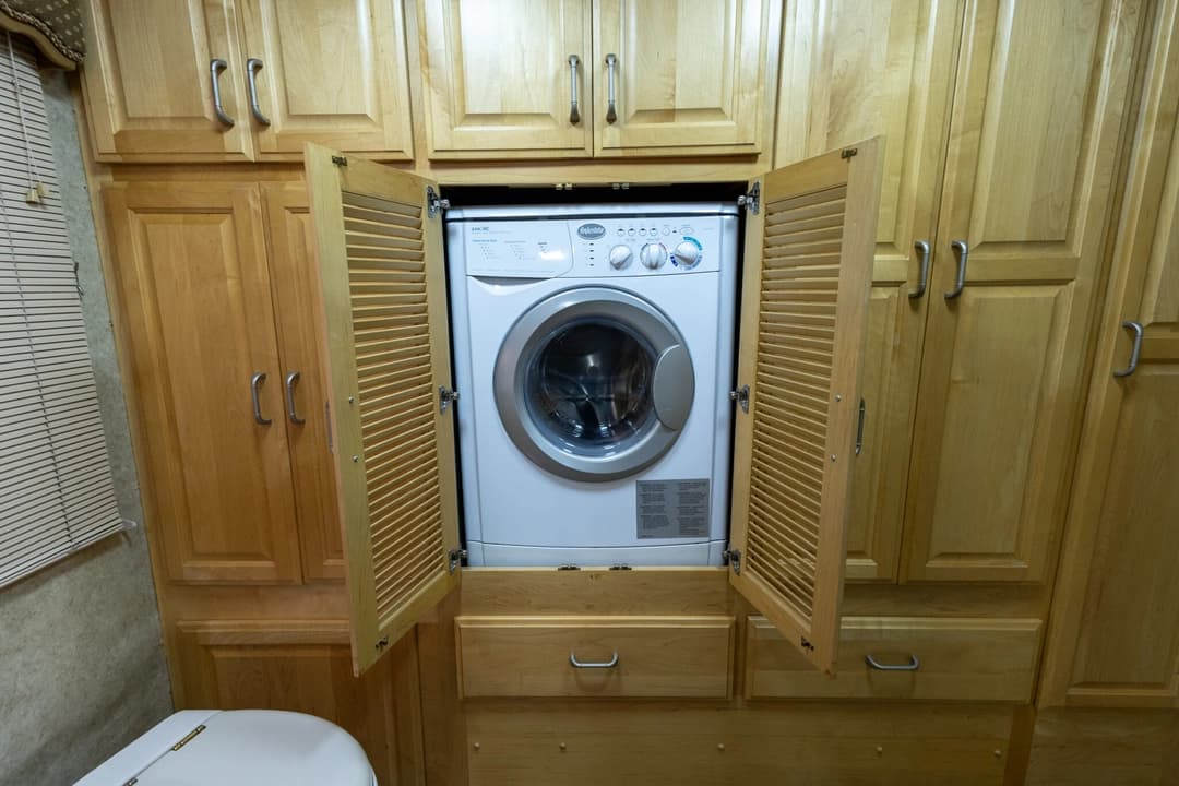 2006 American Coach Tradition 40Z - Image 32
