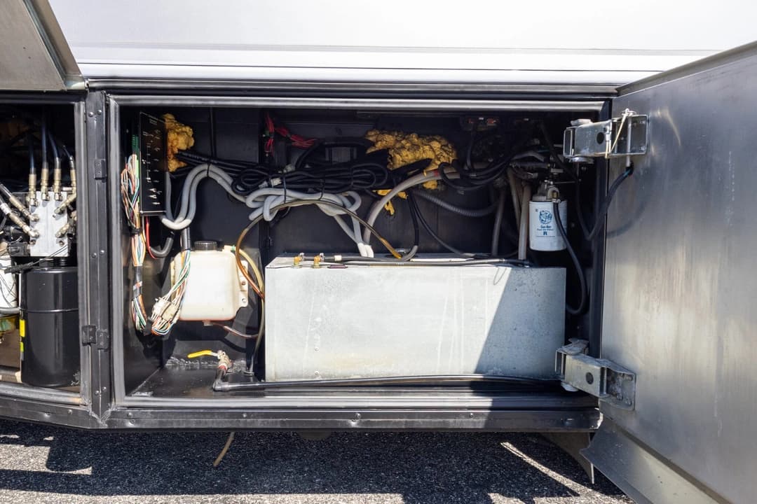 2006 American Coach Tradition 40Z - Image 36