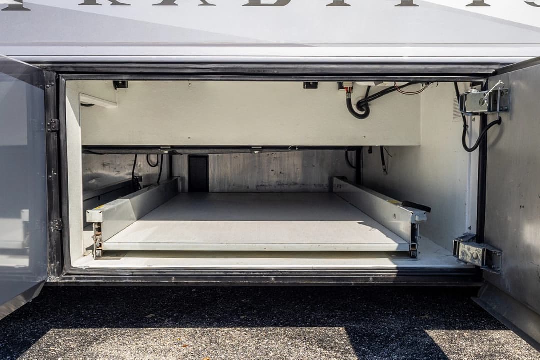 2006 American Coach Tradition 40Z - Image 39