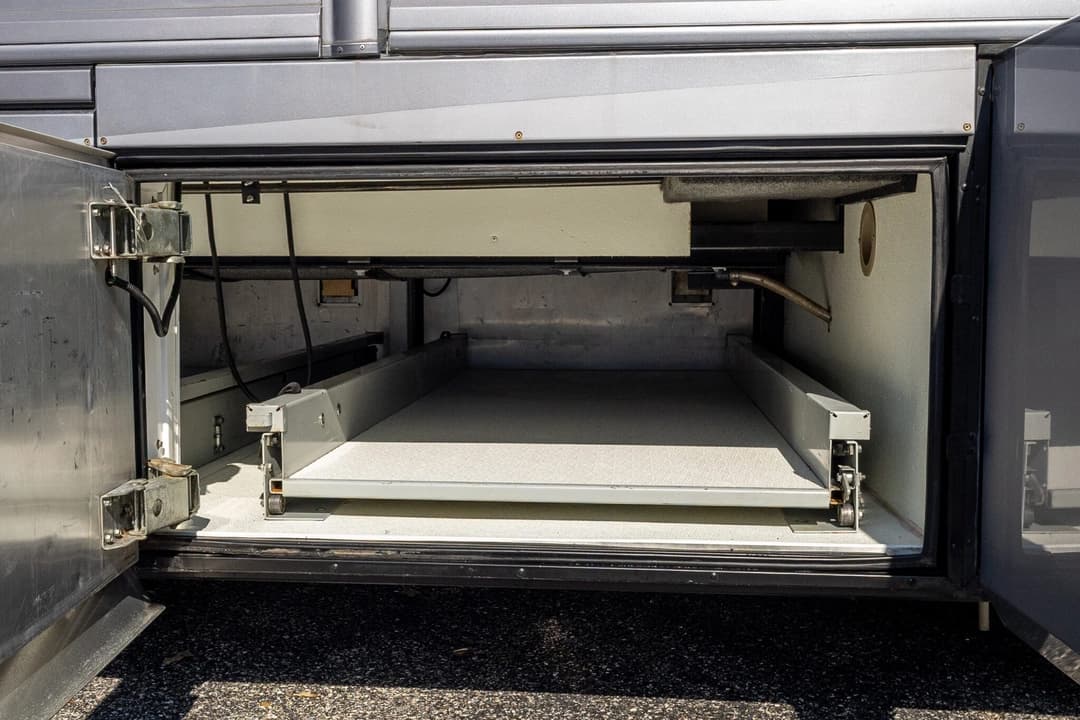 2006 American Coach Tradition 40Z - Image 44