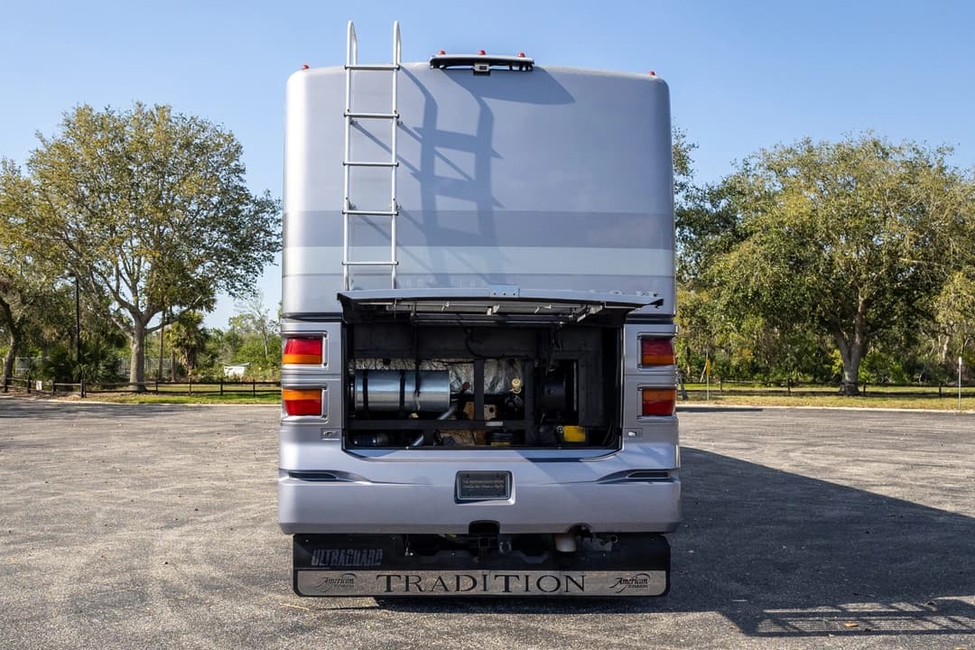 2006 American Coach Tradition 40Z - Image 47