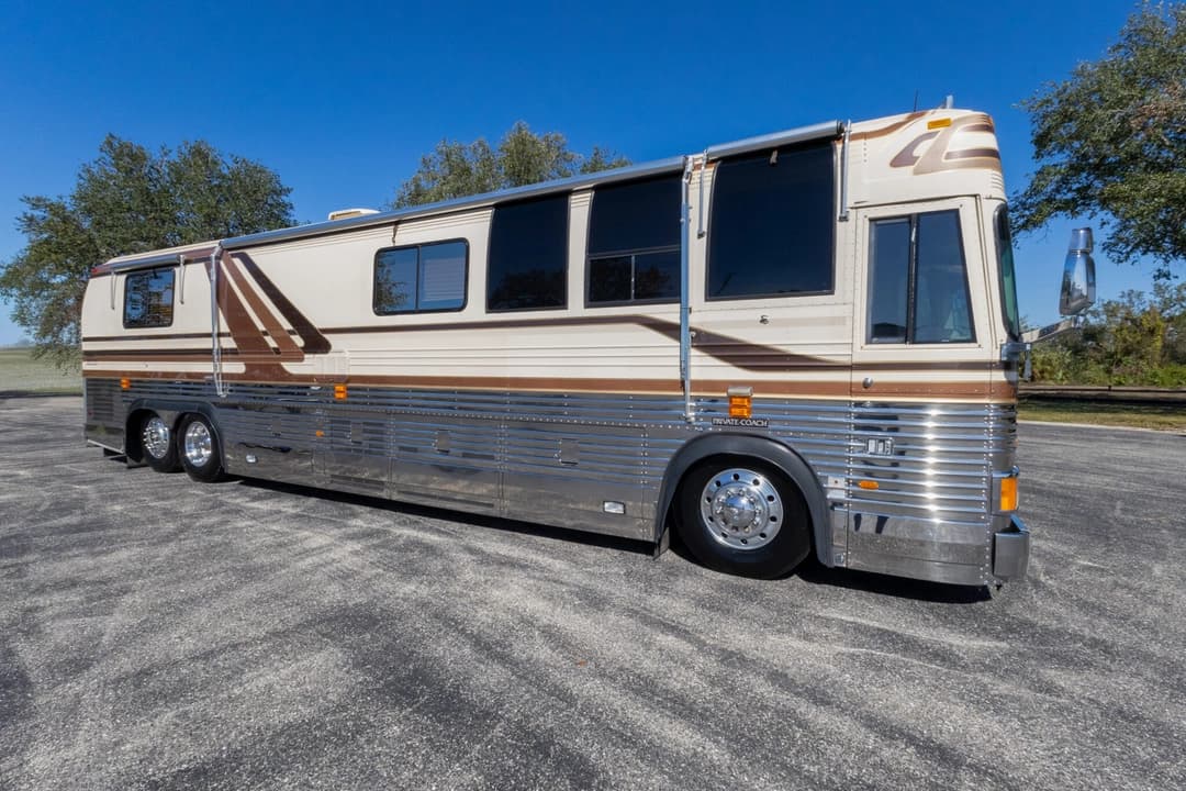 1991 Prevost Country Coach 40XL - Image 2