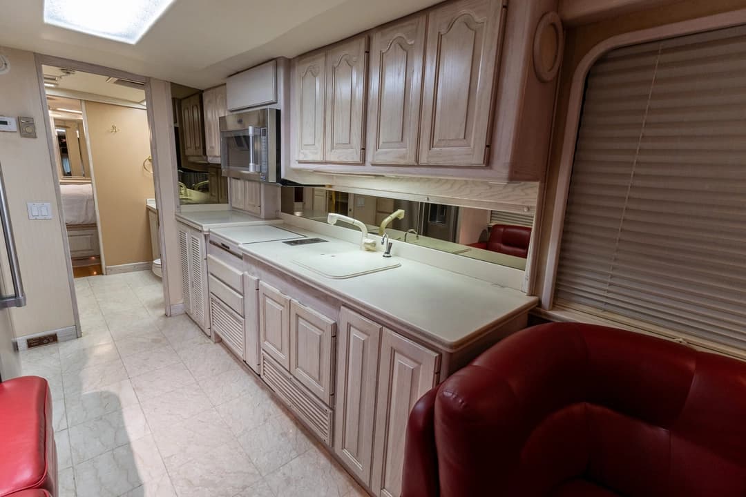1991 Prevost Country Coach 40XL - Image 15