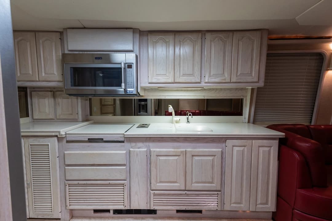 1991 Prevost Country Coach 40XL - Image 16