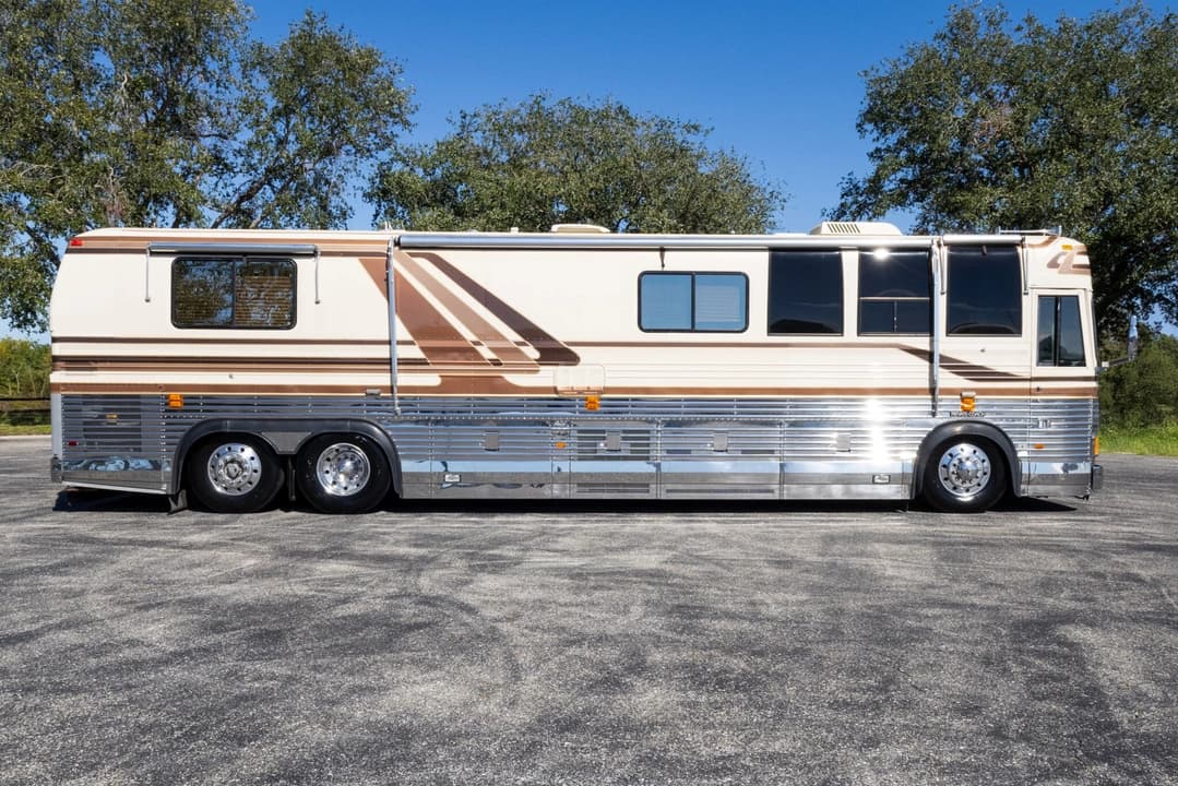 1991 Prevost Country Coach 40XL - Image 3