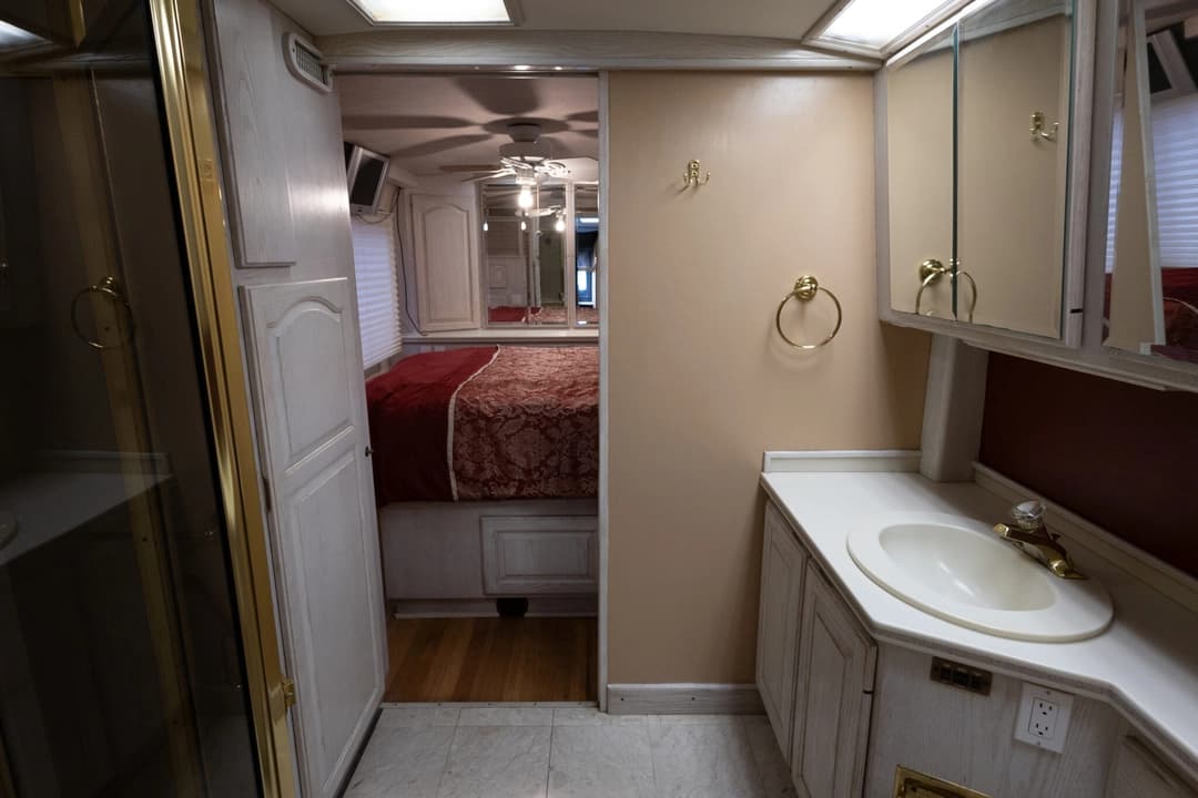 1991 Prevost Country Coach 40XL - Image 21