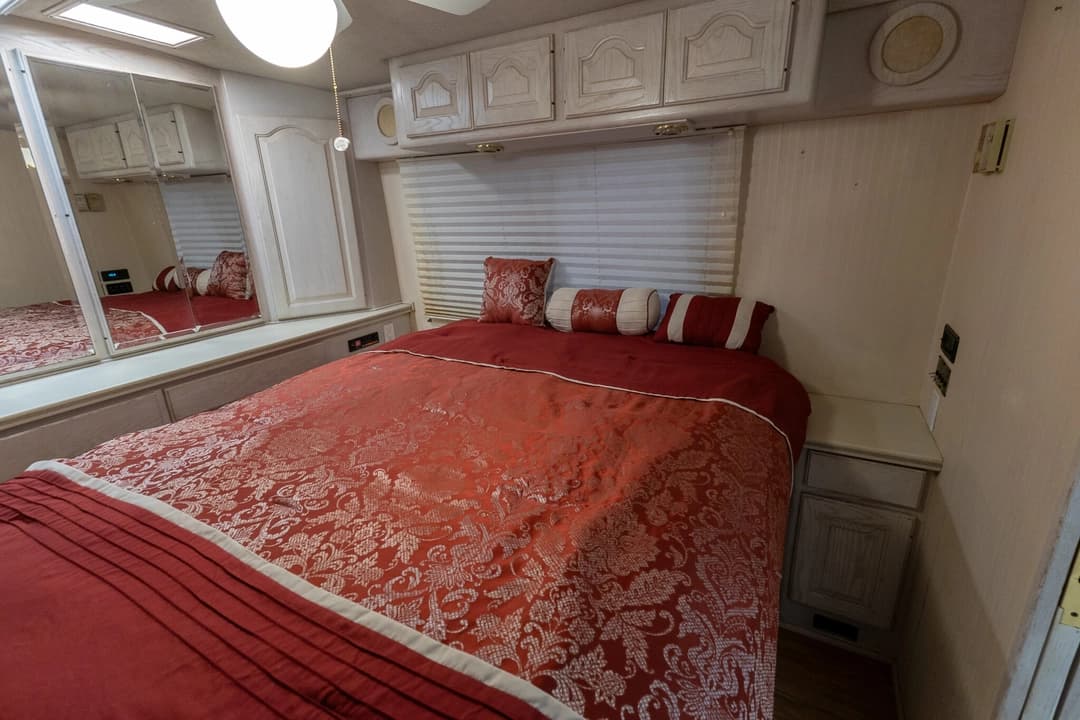 1991 Prevost Country Coach 40XL - Image 26