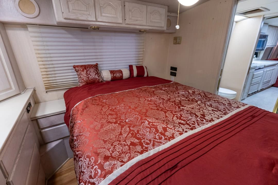 1991 Prevost Country Coach 40XL - Image 28