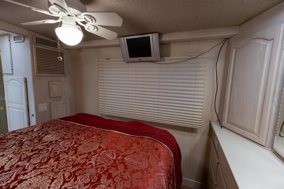 1991 Prevost Country Coach 40XL - Image 29