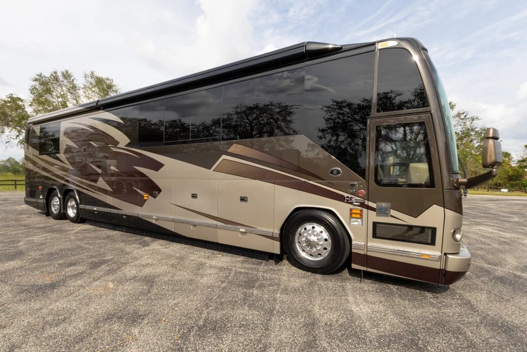 2006 Prevost H3-45 Featherlite - Image 2