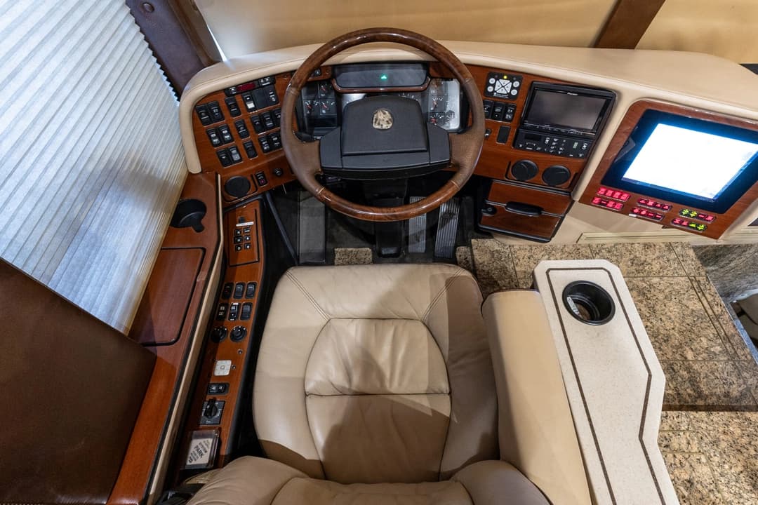 2006 Prevost H3-45 Featherlite - Image 13