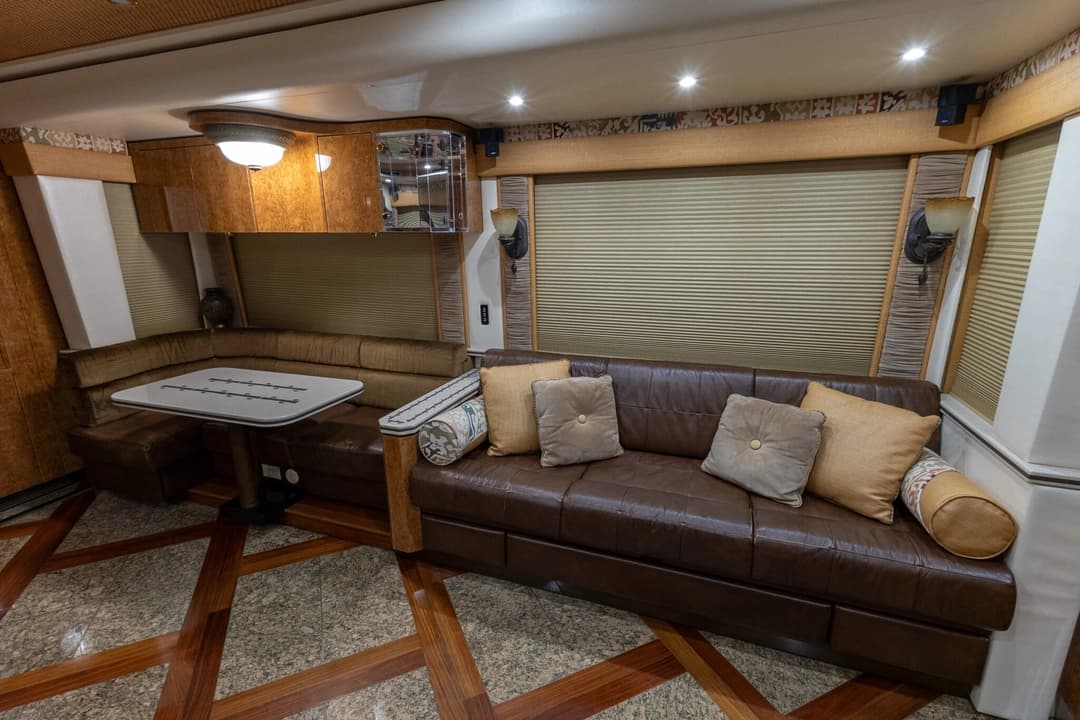 2006 Prevost H3-45 Featherlite - Image 15