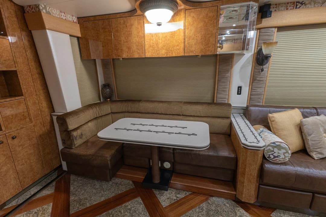 2006 Prevost H3-45 Featherlite - Image 16
