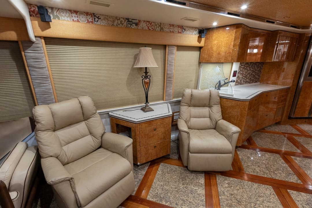 2006 Prevost H3-45 Featherlite - Image 17