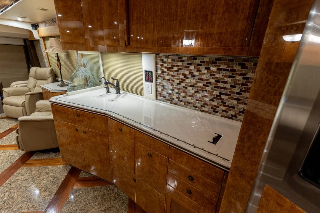 2006 Prevost H3-45 Featherlite - Image 20