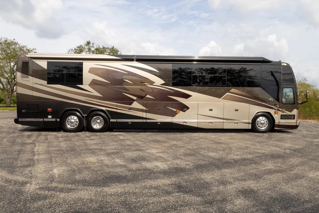2006 Prevost H3-45 Featherlite - Image 3