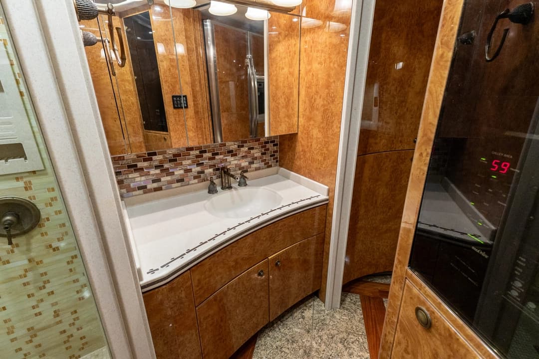 2006 Prevost H3-45 Featherlite - Image 23