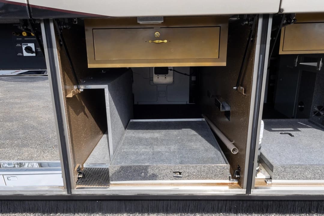 2006 Prevost H3-45 Featherlite - Image 39