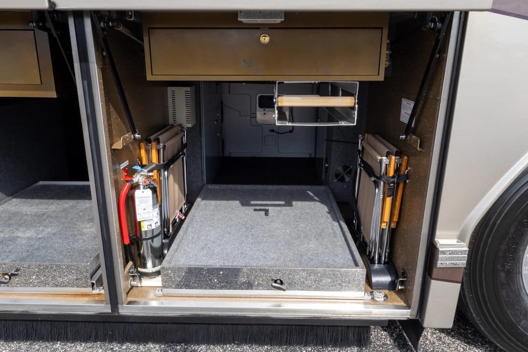 2006 Prevost H3-45 Featherlite - Image 40