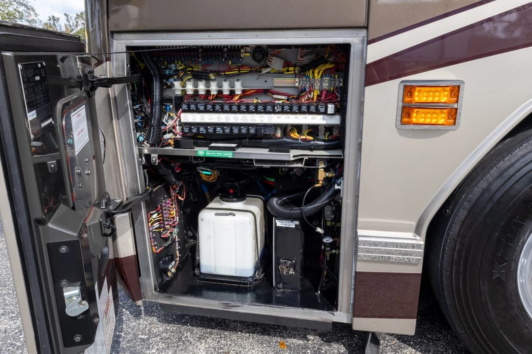 2006 Prevost H3-45 Featherlite - Image 41