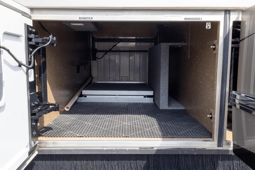 2006 Prevost H3-45 Featherlite - Image 43