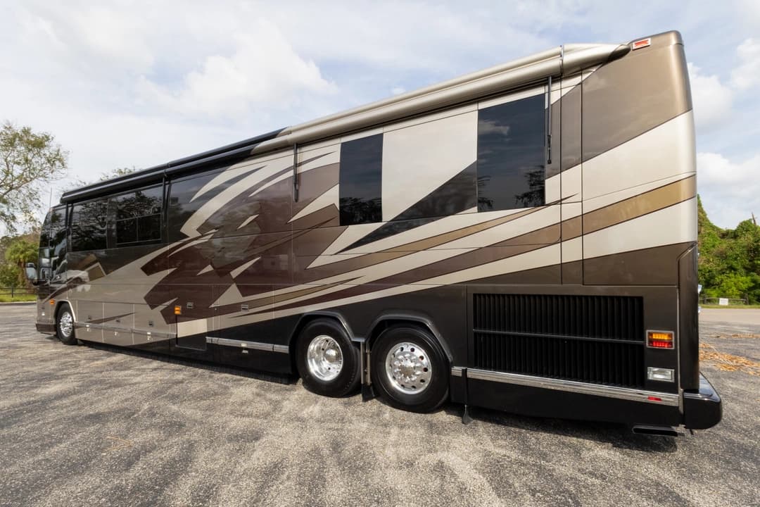 2006 Prevost H3-45 Featherlite - Image 8