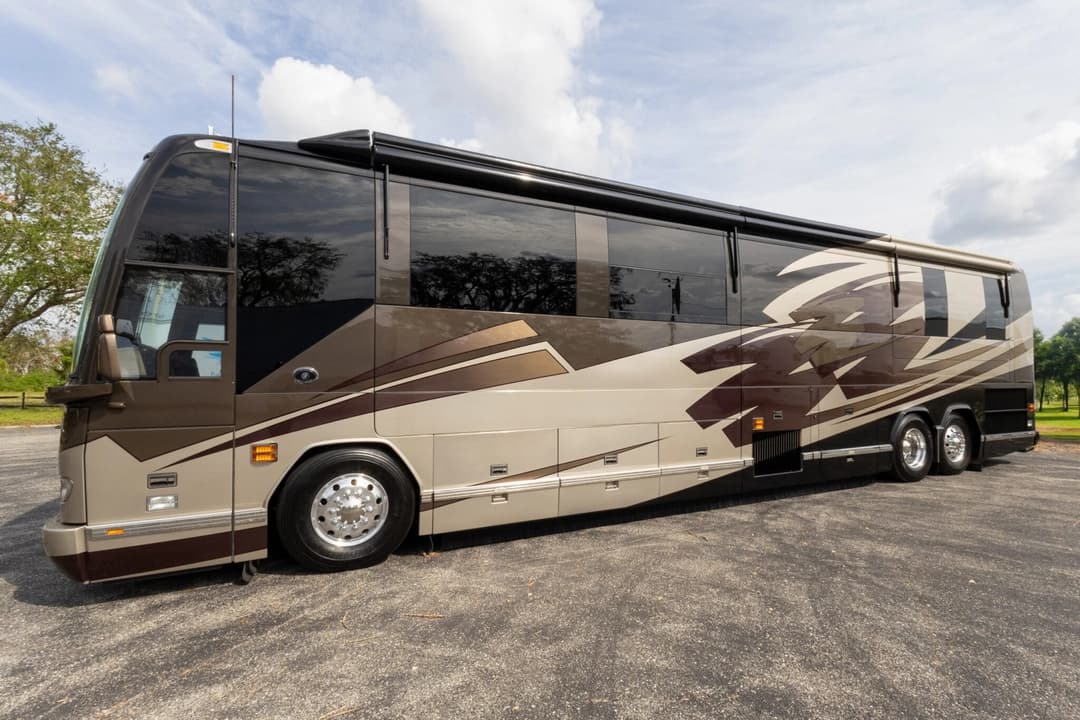 2006 Prevost H3-45 Featherlite - Image 10