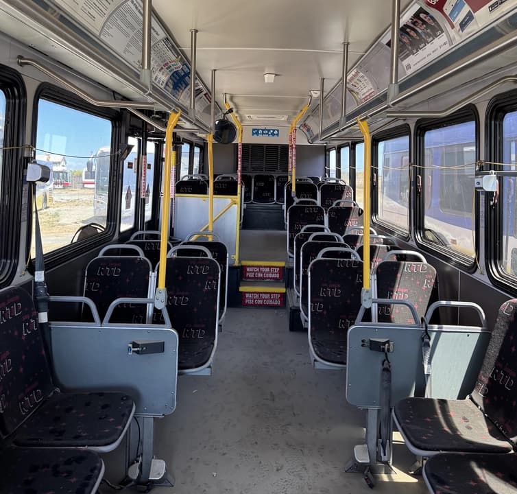 2006 Gillig 40ft Hybrid Low Floor Transit Bus - Image 2