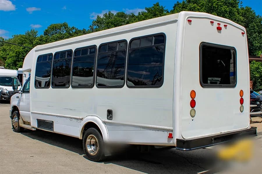 2014 Ford E450 Shuttle Bus - Image 3