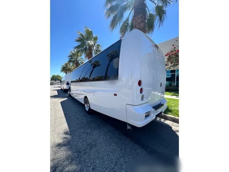 2016 Ford F-550 Shuttle Bus - Image 2