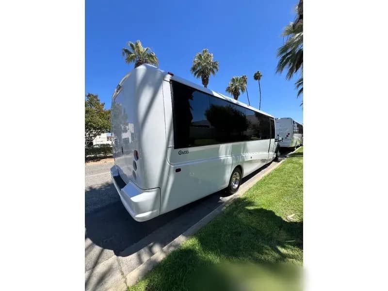 2016 Ford F-550 Shuttle Bus - Image 3