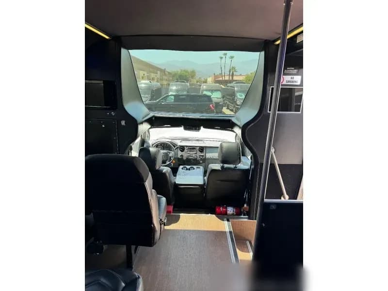 2016 Ford F-550 Shuttle Bus - Image 4