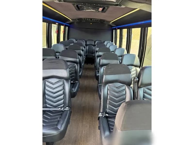 2016 Ford F-550 Shuttle Bus - Image 5