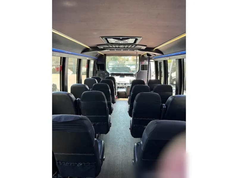 2016 Ford F-550 Shuttle Bus - Image 6