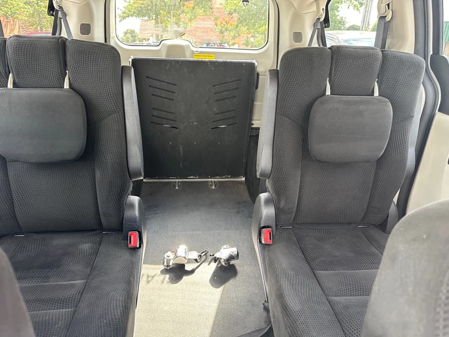 2016 Dodge Grand Caravan AutoAbility Van - Image 4